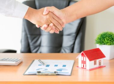 hands-agent-client-shaking-hands-after-signed-contract-buy-new-apartment_1150-14835